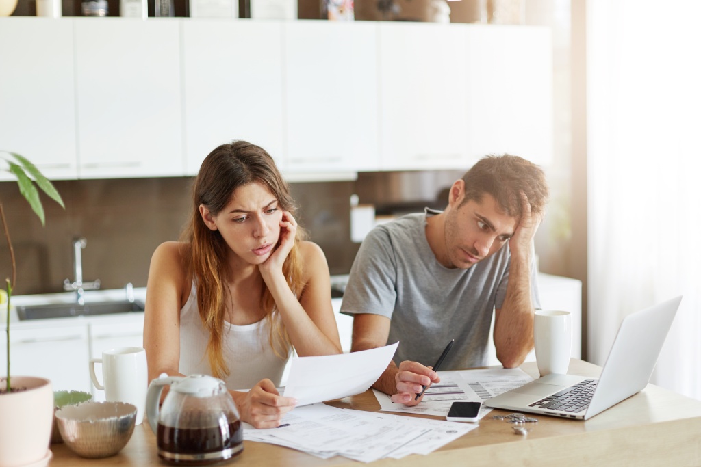 young-couple-checking-their-family-budget.jpg чайник